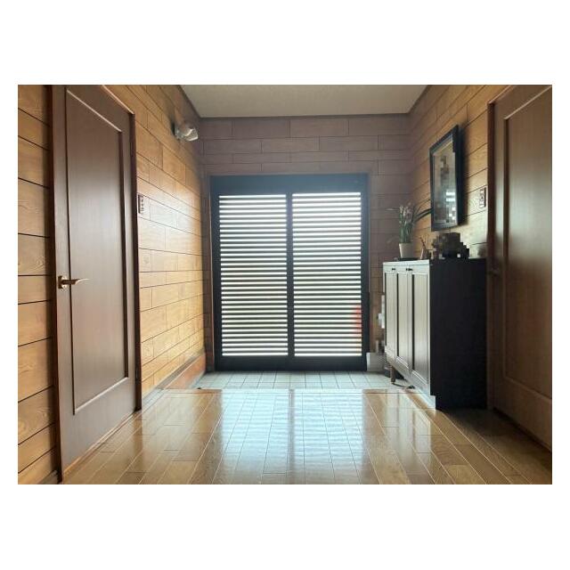 玄関横には応接間があり、来客時に重宝します。