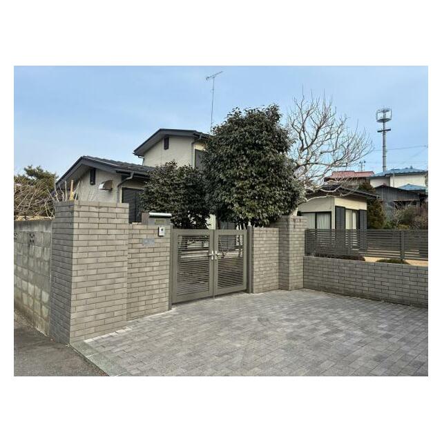 玄関の門にはテレビモニターホンが設置されているので、玄関前まで勝手に入れない作りです。