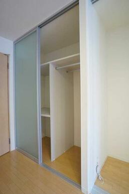 収納はハンガーパイプ付きでございます