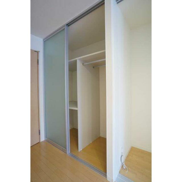 収納はハンガーパイプ付きでございます