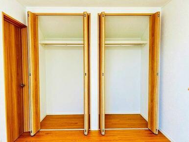 「２階東側洋室」２階の洋室は全部屋収納付きです。本お部屋にはクローゼットが２つございます。