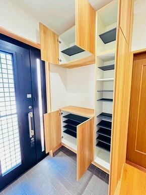 「下駄箱」お子様の靴が増えても十分収納可能な大きさになってます。