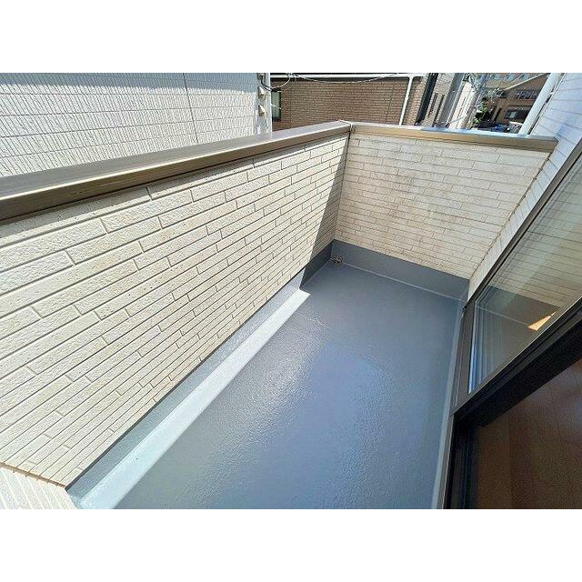 「南側バルコニー」床塗装済みで綺麗です。