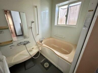 広くてゆったりと入浴できるお風呂。窓や換気扇があり、浴室内に湿気がこもりにくいですよ。