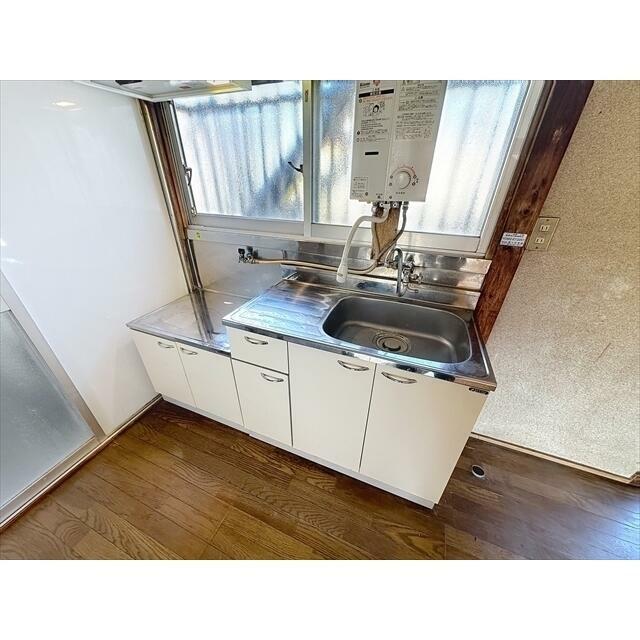 窓から光の入るキッチンです