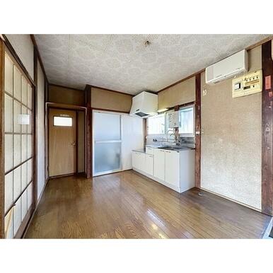 棚やテーブルも置けるダイニングです