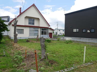 建物前面に駐車スペースやお庭があります