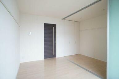 【洋室（リビング）６．１帖】ライト系の床材とダーク系の建具が鮮やかなコントラストを描き出すコーディ…