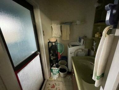 独立洗面化粧台が付いています