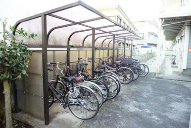 自転車置き場は敷地内に設備、お出かけの際にも便利ですね。