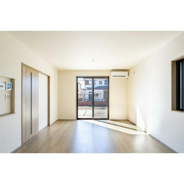 リビングにエアコンが付いており、入居したその日から快適に過ごせます。南側の窓から陽光が入ります。