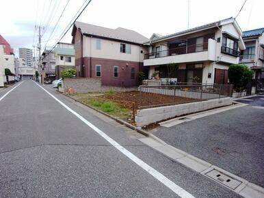 東側道路から見た現地です。