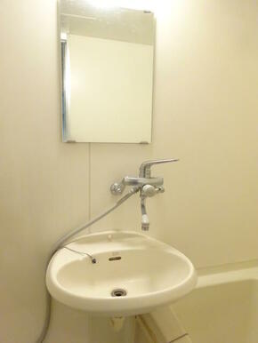 鏡付きの浴室内洗面台です