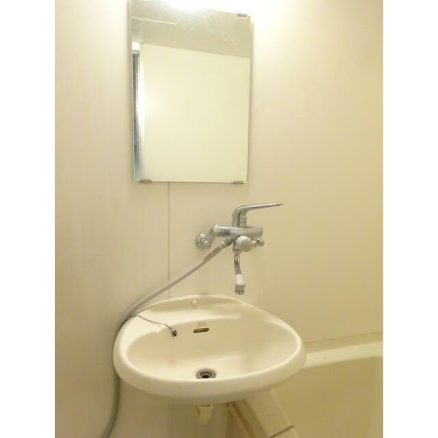 鏡付きの浴室内洗面台です