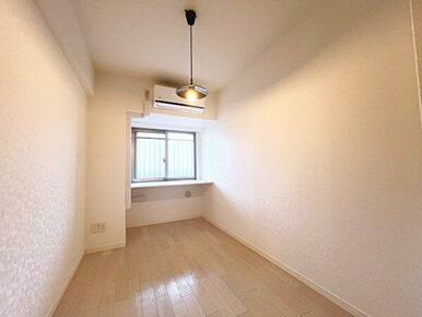 エアコン付きの洋室