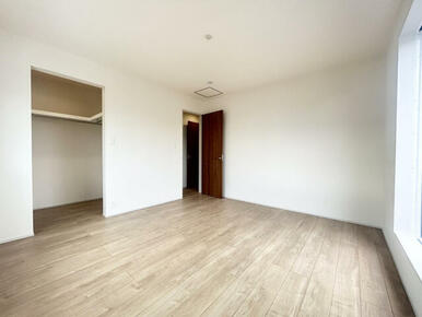 朝日をあびて、体内時計をリセット。清々しい朝の光をあびて、すっきりと目覚める。一日のスタートに大切な