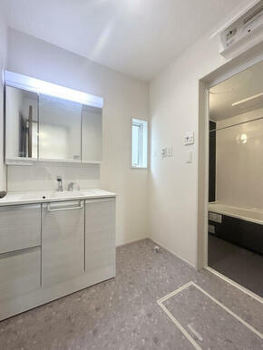 ワイドな洗面化粧台は朝のメイクやヘアセットなどの身支度もストレスなくこなせます。サニタリー収納もある