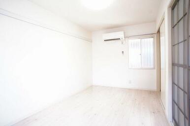 南側から見た洋室。北側にも窓があり、風通しの良いお部屋ですよ♪