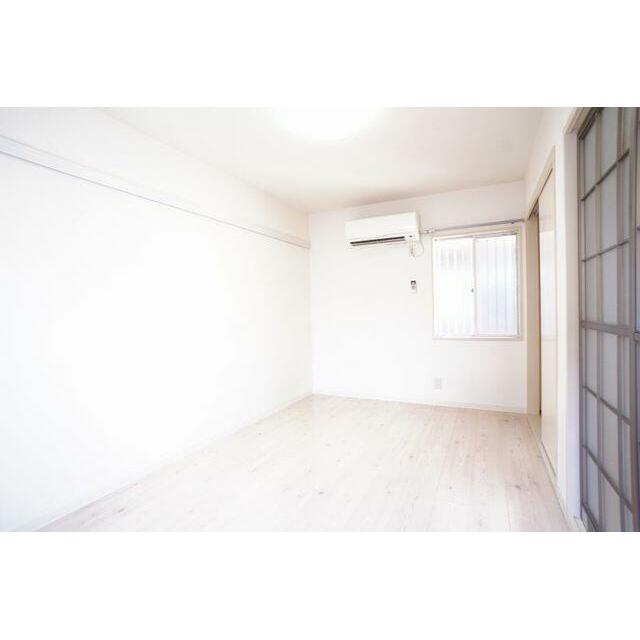 南側から見た洋室。北側にも窓があり、風通しの良いお部屋ですよ♪