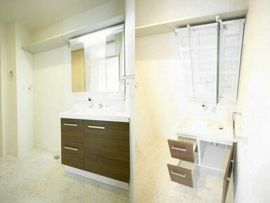 【洗面所】ＬＩＸＩＬ製３面鏡洗髪洗面化粧台です。鏡内部も収納スペースです。また洗面台上の収納棚にも…