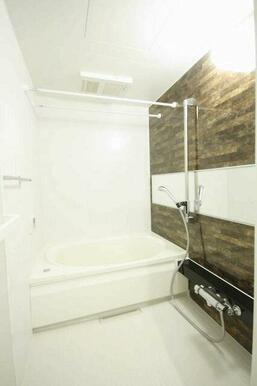 【浴室】便利な設備が豊富です。追焚給湯・２４時間換気機能付き浴室乾燥暖房・サーモスタット水栓・壁１…