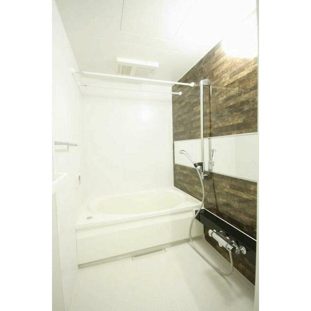 【浴室】便利な設備が豊富です。追焚給湯・２４時間換気機能付き浴室乾燥暖房・サーモスタット水栓・壁１…