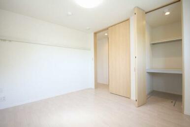 【北洋室】６．４帖で収納はウォークインクローゼットです。こちらの洋室にもＬＥＤシーリング照明付きで…