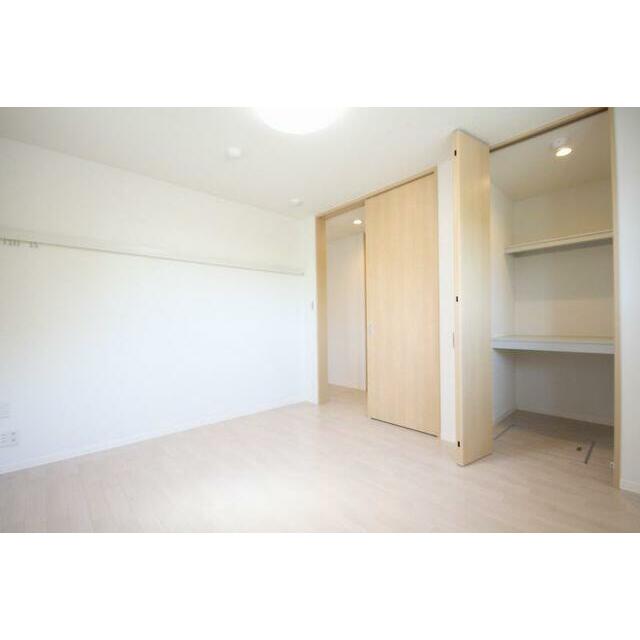 【北洋室】６．４帖で収納はウォークインクローゼットです。こちらの洋室にもＬＥＤシーリング照明付きで…