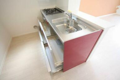 【ＬＤＫ３】キッチンセットは足元まで収納として使えるスライド式収納です。収納を閉める際にゆっくり閉…