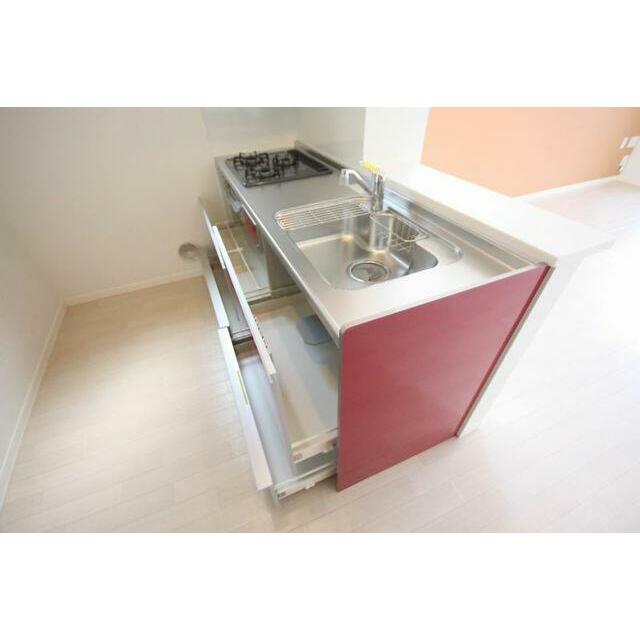 【ＬＤＫ３】キッチンセットは足元まで収納として使えるスライド式収納です。収納を閉める際にゆっくり閉…