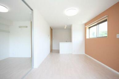 【洋室＆ＬＤＫ２】ＬＤＫの壁１面はアクセントクロスでオシャレを演出♪♪角部屋なので窓もあり日当たり…