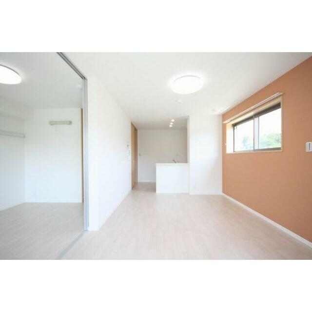 【洋室＆ＬＤＫ２】ＬＤＫの壁１面はアクセントクロスでオシャレを演出♪♪角部屋なので窓もあり日当たり…