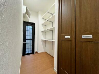 「パントリー」キッチンの隣に豊富な収納がございます