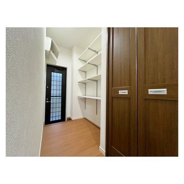 「パントリー」キッチンの隣に豊富な収納がございます