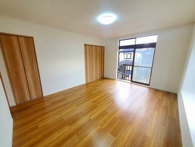 2階洋室約10帖、別角度から