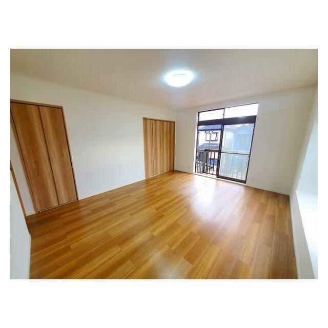 2階洋室約10帖、別角度から