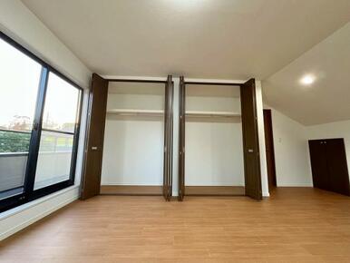 「洋室約10.9帖」大きなクローゼットがございます