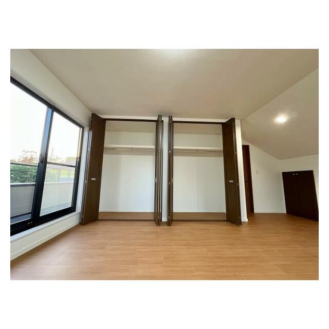 「洋室約10.9帖」大きなクローゼットがございます