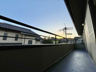 「バルコニー」2部屋からアクセス可能です