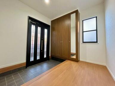 「玄関」広々と開放感のある玄関です