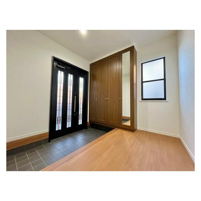 「玄関」広々と開放感のある玄関です