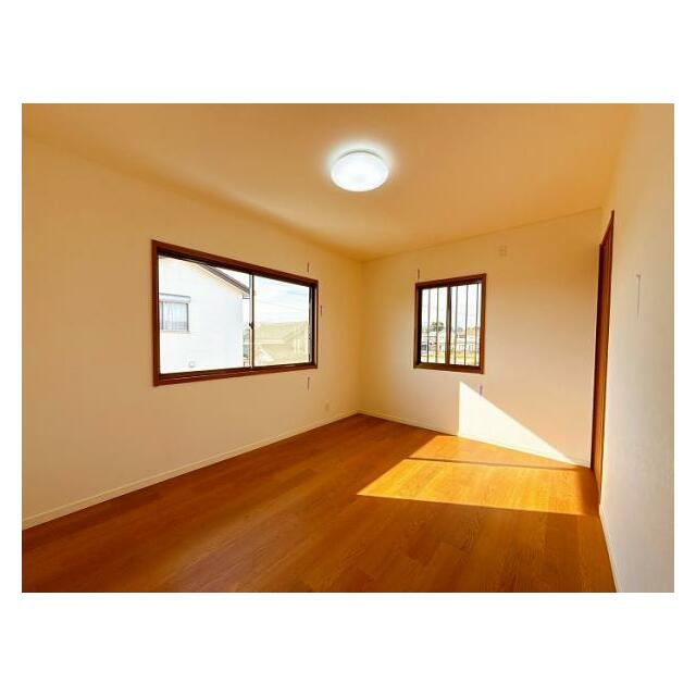 「2階北西側洋室」約6.5帖ございます