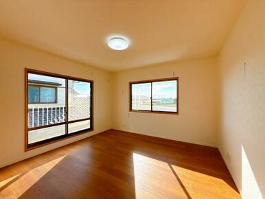 「2階南西側洋室」約8帖ございます