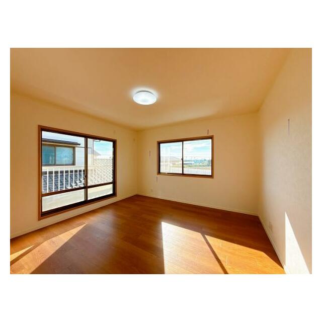 「2階南西側洋室」約8帖ございます