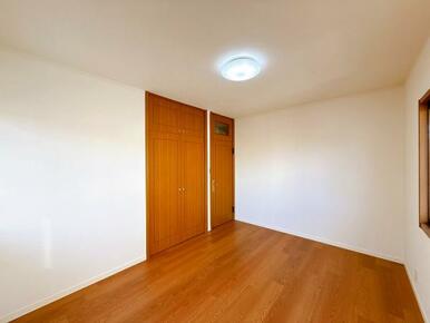 「2階南東側洋室」約6帖ございます