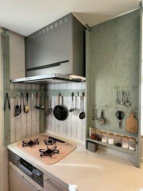 このままでも使いやすいDIYで追加された壁面収納。