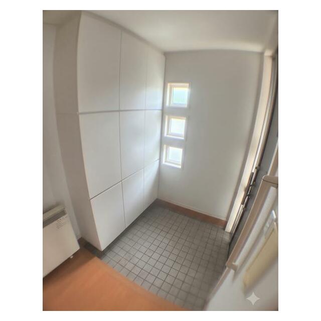 窓が有り明るい玄関。収納力たっぷりの玄関収納あり。手すりが有り便利です。玄関ホールに蓄熱暖房機あり。