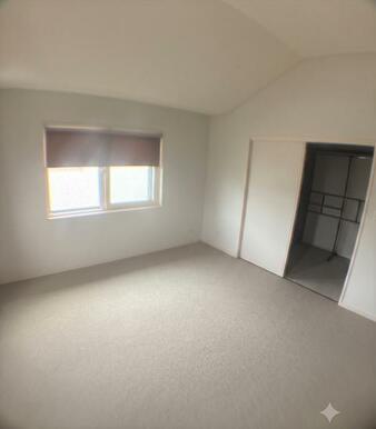 2階8帖洋室＋3帖ウォークインクロゼット。天井が高く開放的。
