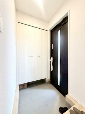 玄関には大容量の下駄箱あり！ 靴が好きな方にもおすすめです☆