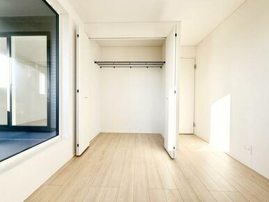 2階洋室には大容量のクローゼットが各部屋にあります。 洋服選びが楽しくなりますね♪